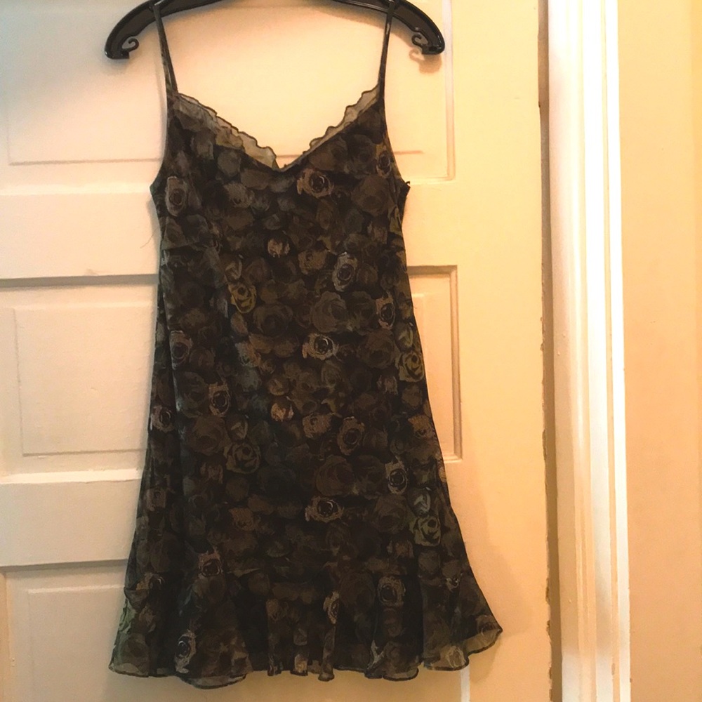 Fully lined, ruffle detail hem & chest. Olive and blk floral print. Soft &pretty